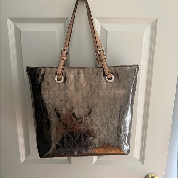 Michael Kors Shiny Pewter Tote | Excellent Pre‑Loved Condition - Picture 3 of 9